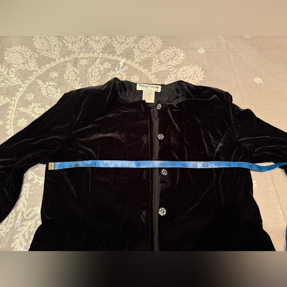 ❤️ RONNIE NICOLE ELEGANT BLACK VELVET JACKET WITH STYLISH BUTTON-UP DESIGN. - Picture 8 of 12
